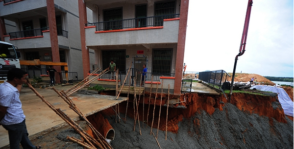 ued网站、民房倾斜