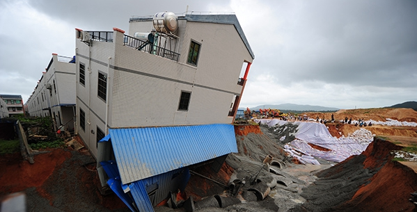 ued网站、民房倾斜