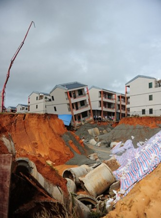 ued网站、民房倾斜