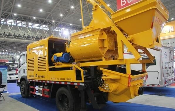 车载式搅拌拖泵  车载式搅拌拖泵