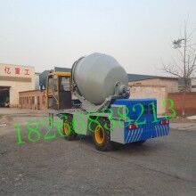 湖北赤壁带自上料搅拌车厂家说明，1.6立方2方流动式自装料自拌水泥罐车价格